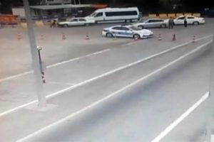 Cezaya sinirlendi, aracını polisin üzerine sürdü