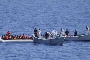 Libya açıklarında 301 göçmen kurtarıldı
