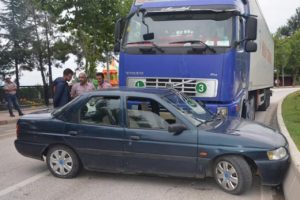 TIR önüne kattığı aracı metrelerce sürükledi!