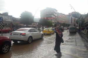 Sağanak, su baskınlarına yol açtı