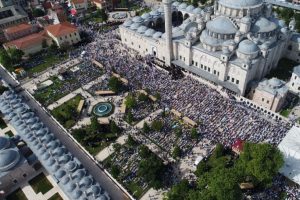 Abdülmetin Balkanlıoğlu'nun cenazesinde insan seli