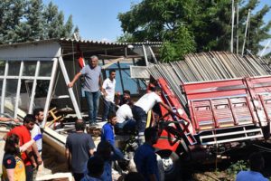 Freni patlayan kamyon mescide daldı: 3 kişi öldü