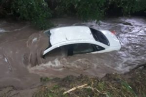 Çanakkale'de sel araçları yuttu