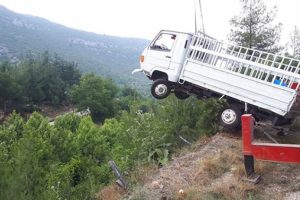 Mersin'de kamyonet şarampole devrildi: 1 ölü