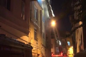 Fatih'te 3 katlı binada yangın