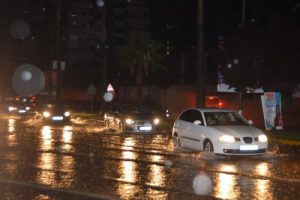 Sağanak, sürücülere zor anlar yaşattı