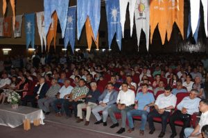 Partiye yeni katılan 400 kişiye rozet takıldı