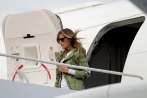 Melania Trump'ın montu ortalığı karıştırdı!