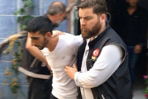Bursa'da kiracılarının zehir taciri olduğunu polis baskınında öğrendiler