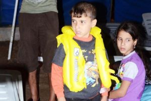 Batmak üzere olan bottaki 20 kaçak kurtarıldı