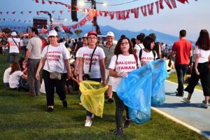 Mitingin ardından mıntıka temizliği