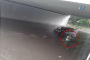 Selde mahsur kalan vatandaşı sırtında böyle taşıdı