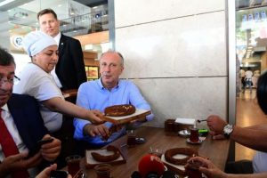 Muharrem İnce komşularıyla buluştu! Hesabı ödedi