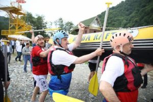Bakan Bak, Fırtına deresinde rafting yaptı