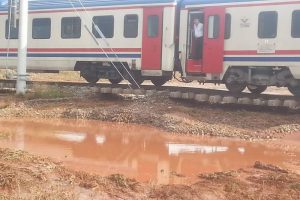 300 yolcuyu taşıyan tren yolda kaldı