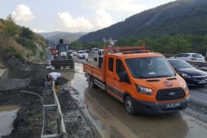 Manisa'da toprak kayması nedeniyle yol kapandı
