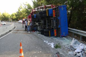 Muğla'da karayolu 3 saat trafiğe kapandı