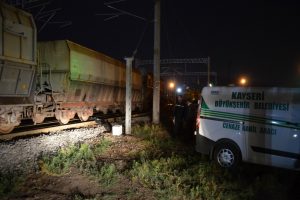 Tren işçilere çarptı: 1 ölü 1 yaralı