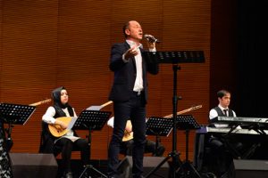 Bursa'da Sümer Ezgü, Suzan Kardeş ve Gülay aynı sahneyi paylaştı
