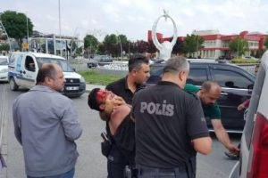 Türk bayrağını yere attığı iddia edilen kişi darp edildi