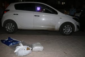 Kovalama sonucu yakalanan araçtan 4 kilo esrar çıktı