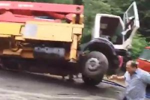 Beton pompası ile kamyon dereye böyle sürüklendi