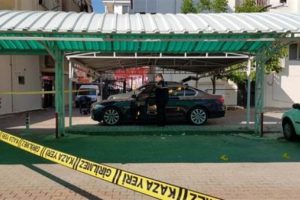 Lüks otomobil kurşun yağmuruna tutuldu!