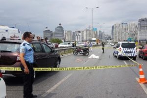 Feci kaza! Motosiklet sürücüsü can verdi