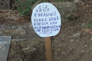 Mezar taşını söküp yanına tehdit mesajı koydular