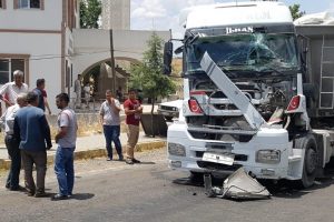 Tır önce otomobile sonra kamyona çarptı