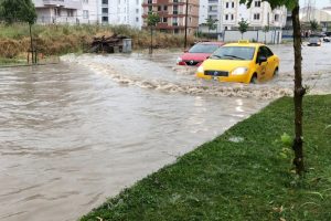 Çorlu'da yollar göle döndü