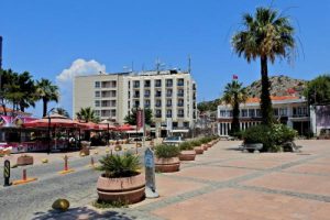 Çeşme'de tatile sandık arası