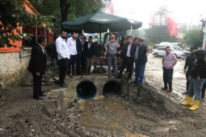 Bilecik'te sağanak nedeniyle evleri su bastı, yollar göle döndü