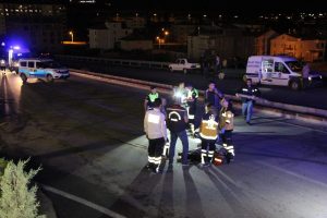 Otomobil, yolun ortasında yatan şahsı ezip geçti: 1 ölü