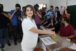 Cumhurbaşkanı adayı Demirtaş'ın eşi oyunu kullandı