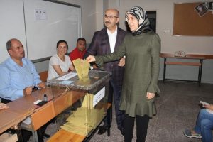 Vali oy kullanmak için sıra bekledi