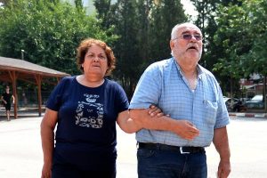 Felçli çift, oylarını kullandıktan sonra gözyaşlarına boğuldu