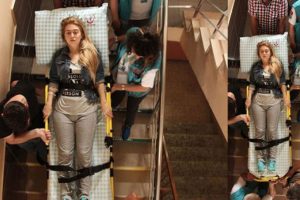 Oyunu sedye üzerinde kullandı