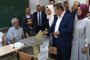 Destici ailesiyle birlikte sandığa gitti