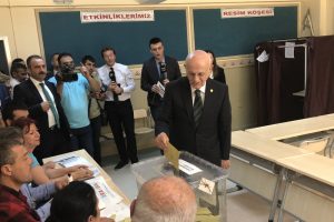 TBMM Başkanı Kahraman sandık başında