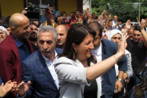HDP Eş Başkanı Pervin Buldan oyunu kullandı