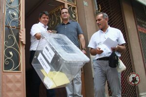 Bursa'da seyyar sandıklar seçmenin ayağına gitti