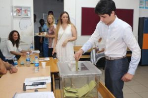 İlk oyunu milletvekili adayı olarak kullandı