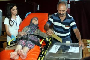 Bursa'da sedye ile taşındı, oyunu kullandı