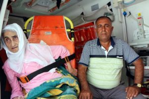 Yatalak hasta, ambulansta oy kullandı