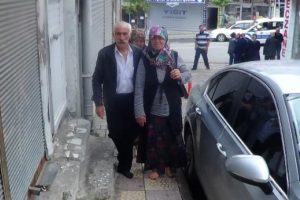 Oy kullanacakları okula yalın ayak geldiler