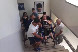 Oy kullanacakları katlara sandalyeyle taşındılar