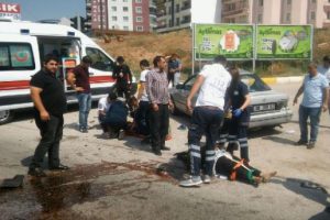 Kırmızı ışıkta 2 araç çarpıştı: 9 yaralı