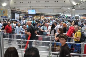 Atatürk Havalimanı'nda seçim yoğunluğu