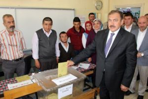 Bakan Eroğlu oyunu memleketinde kullandı